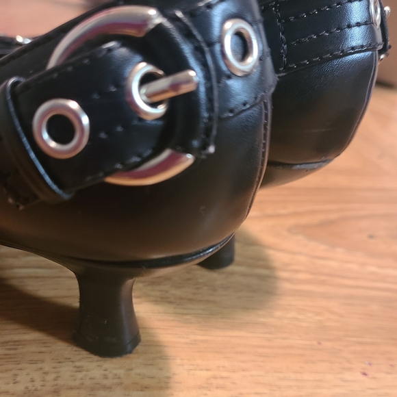 Size 7 heels - Picture 2 of 3